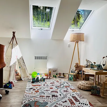 Daire The Mountain Sky - Prostorny Loft 212 M2 S Lesem Za Okny Vhodny Pro Rodiny S Detmi, Terasa, Detsky Koutek, Parkovani Zdarma